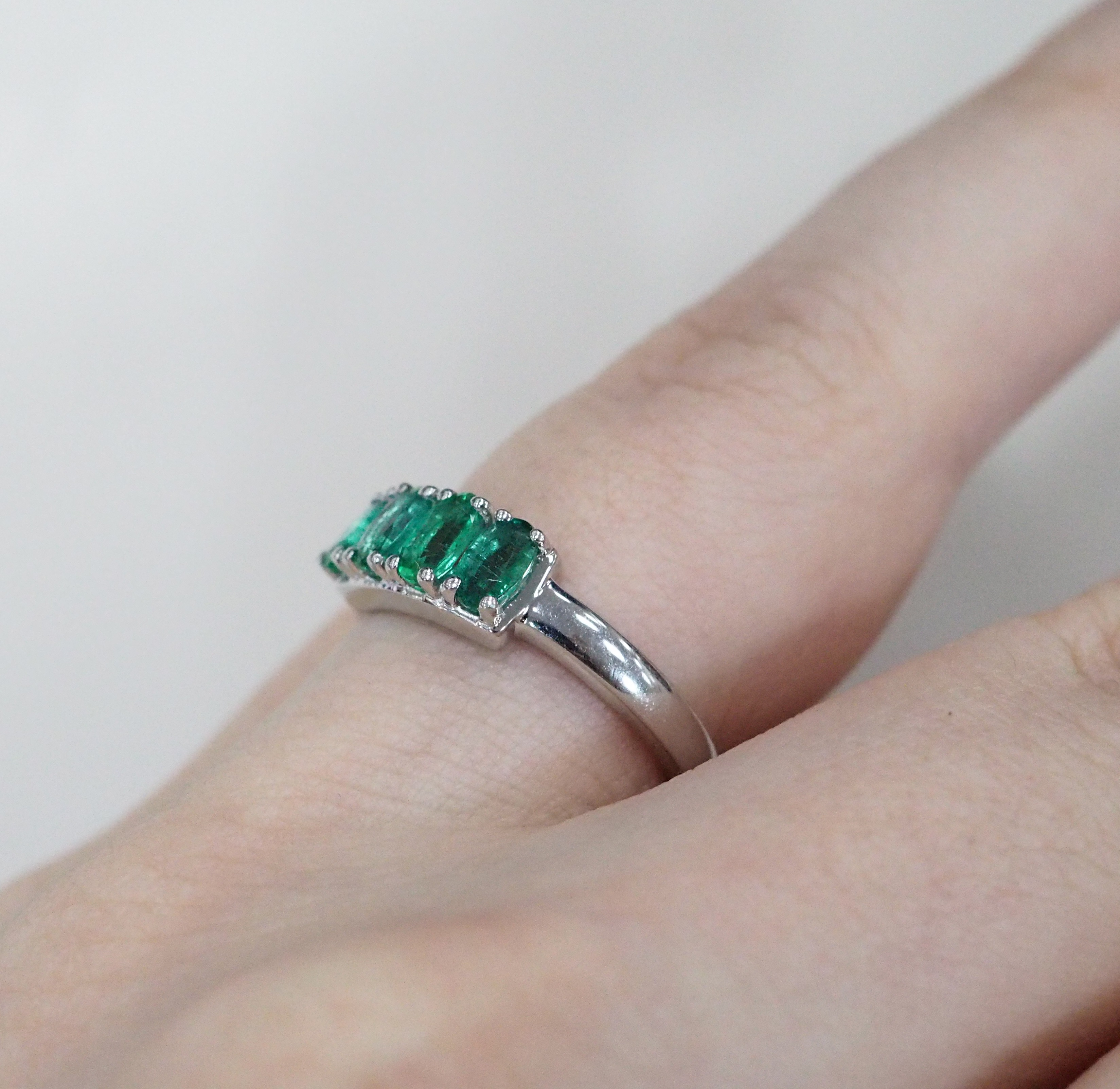 Серебряное кольцо с изумрудами